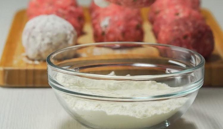 Prošívejte mouku a připravte masové kuličky