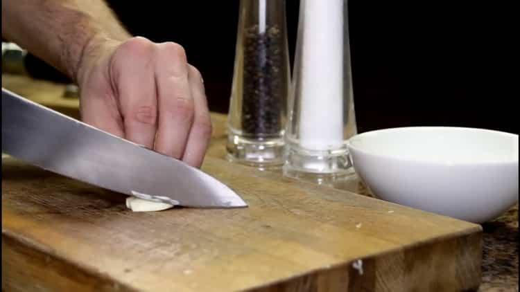 За да готвите кюфтета, накълцайте чесъна