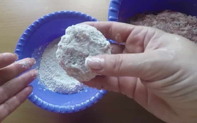 Bereiten Sie für die Zubereitung von Fleischbällchen eine Panade vor