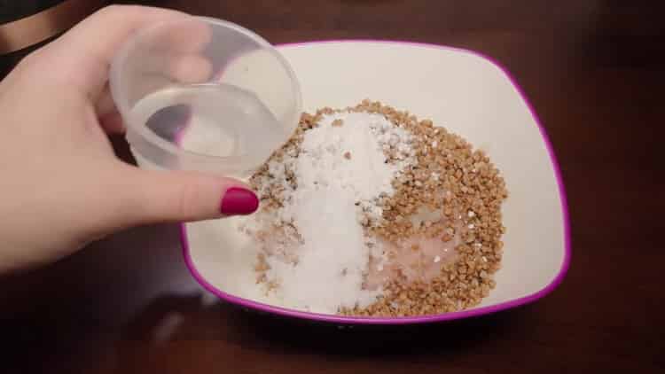 Zum Mischen der Frikadellen die Zutaten mischen