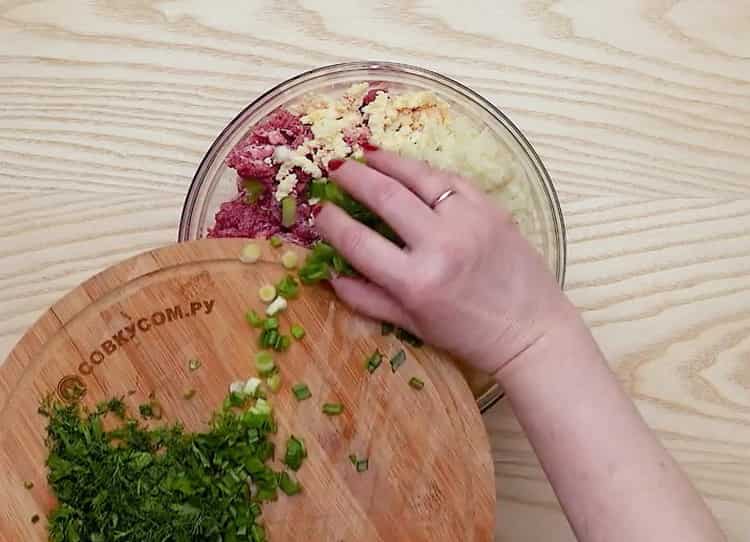 Zum Kochen von Fleischbällchen das Gemüse hacken