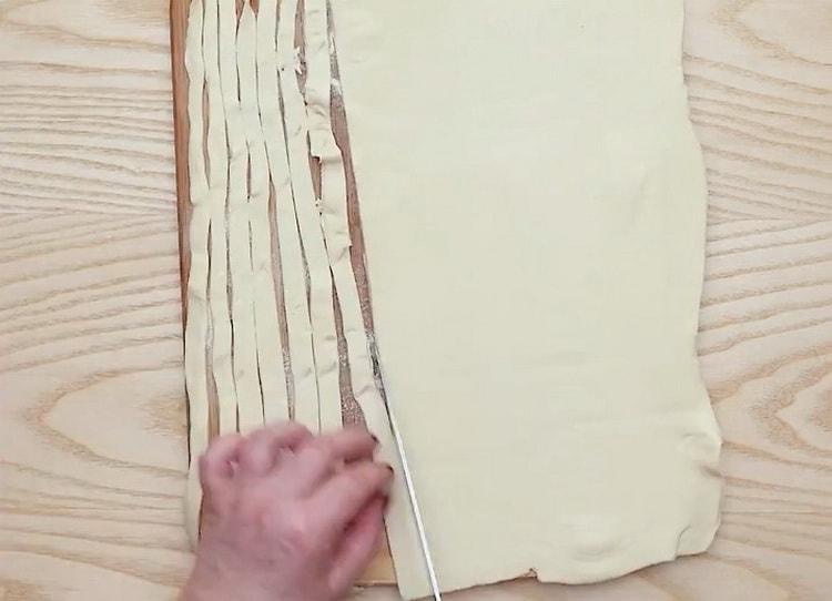 Schneiden Sie den Teig, um Fleischbällchen zu kochen