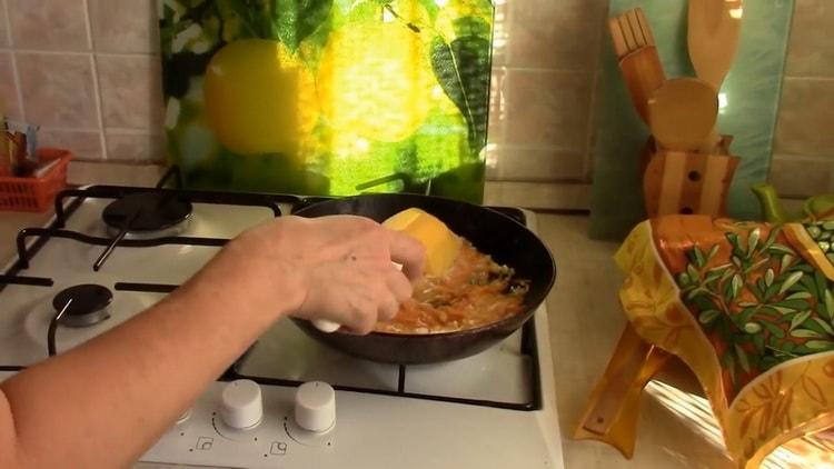 Pour faire des boulettes de viande, mélangez les ingrédients pour la sauce