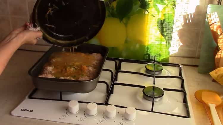 Ajouter la sauce aux boulettes de viande