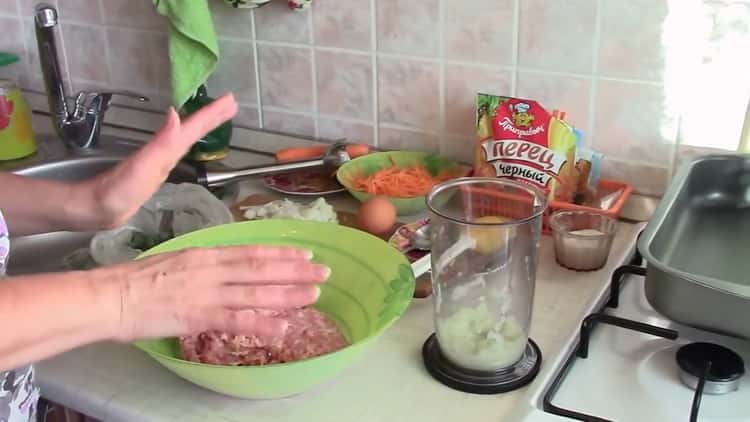 Cuisson des boulettes de viande avec de la sauce et du riz au four