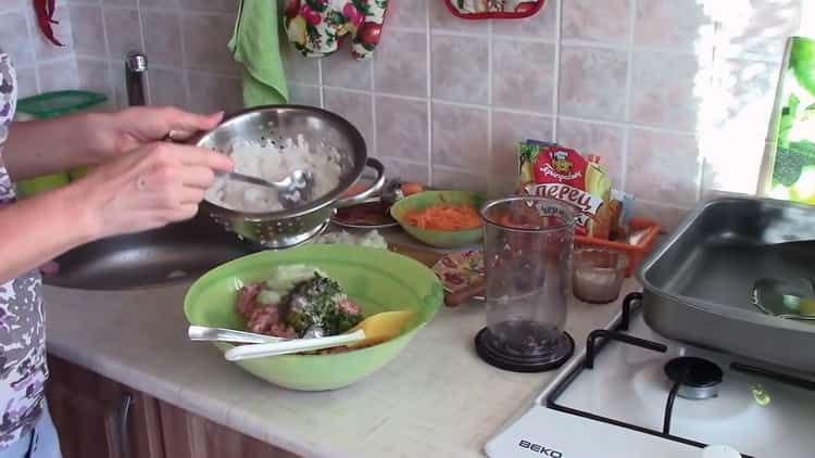 Pour mélanger les boulettes de viande, mélanger les ingrédients
