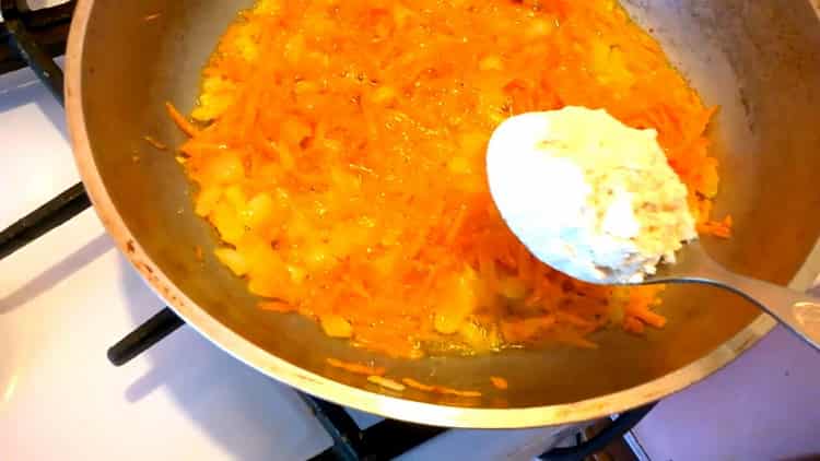 For at tilberede kødboller skal du tilberede ingredienserne