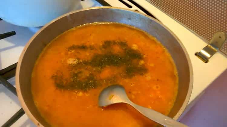 Tilsæt krydderier til at koge kødboller