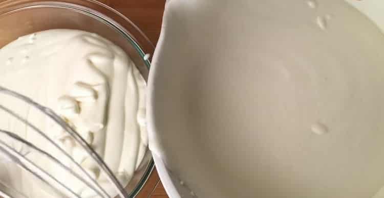 Battre les blancs pour faire un gâteau