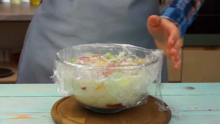 Pentru a face un tort cu jeleu, puneți ingredientele la frigider