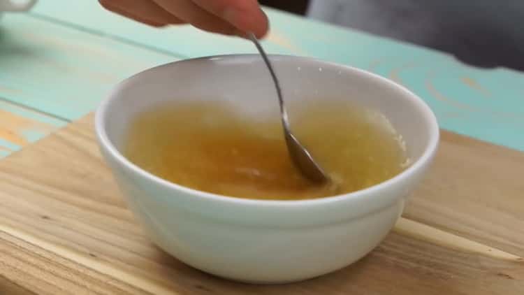 Pentru a face un tort cu jeleu, aburiti gelatina