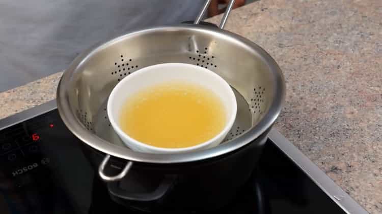 Pentru a face un tort cu jeleu, topiți gelatina