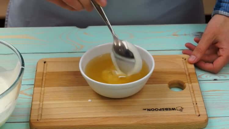 Pentru a face un tort cu jeleu, amestecați ingredientele