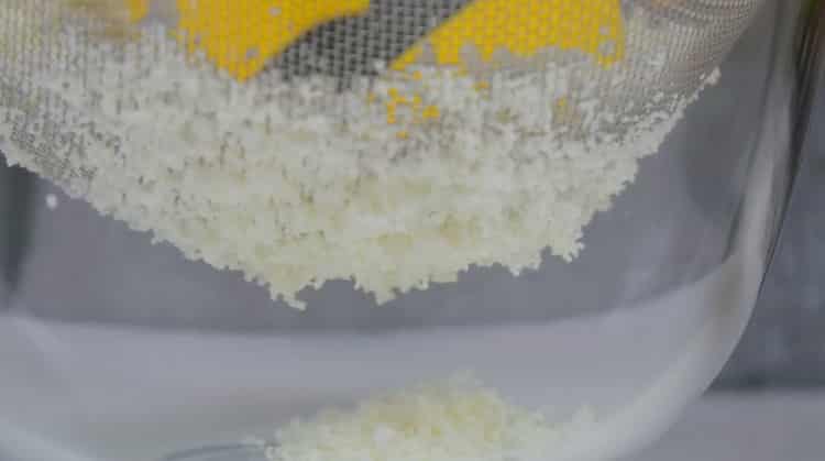 For at forberede kagen skal du slibe cottage cheese