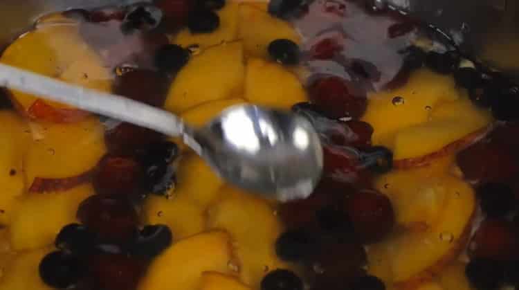 For at forberede kagen, hæld gelébærene