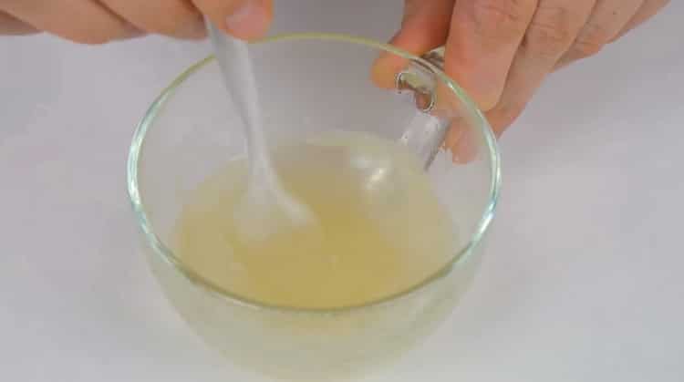 Madlavning af en kage med gele og frugter