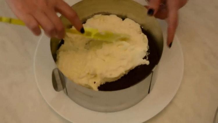 Pentru a face un tort, ungeți tortul cu smântână