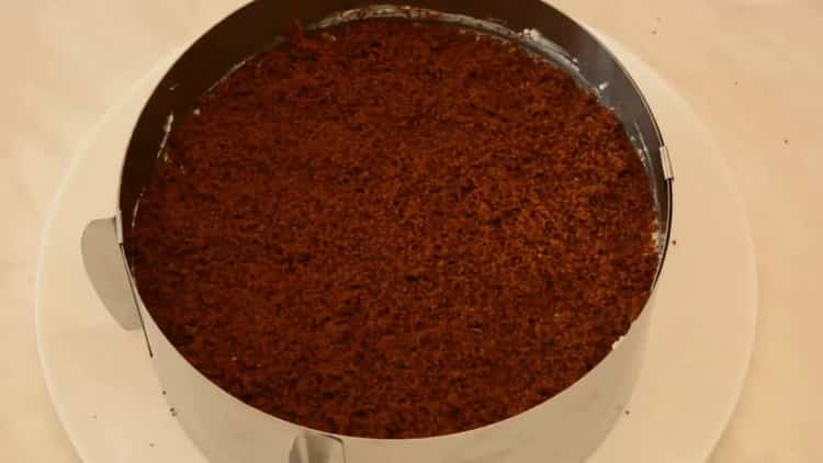 Combinați ingredientele pentru a face tortul.