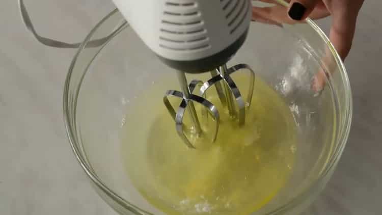 Bate albusurile pentru a face un tort