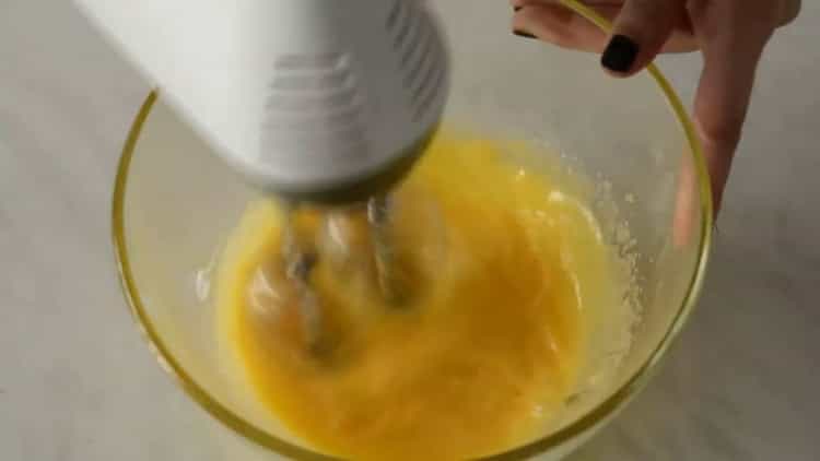 Bateți gălbenușurile pentru a face o prăjitură