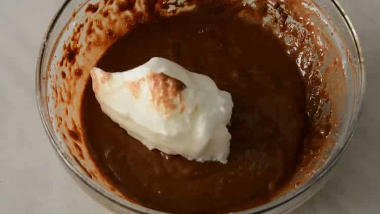 Pentru a face o prăjitură, amestecați ingredientele pentru aluat.