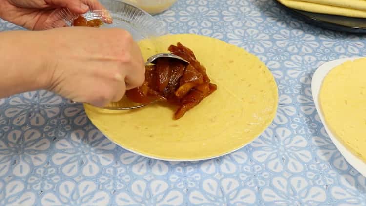 Pune mere pe o tortilă pentru a face o tortilă clasică