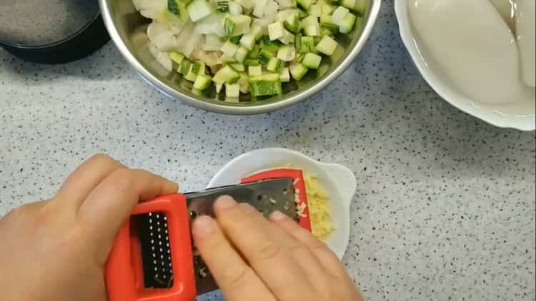 Настържете сирене, за да готвите