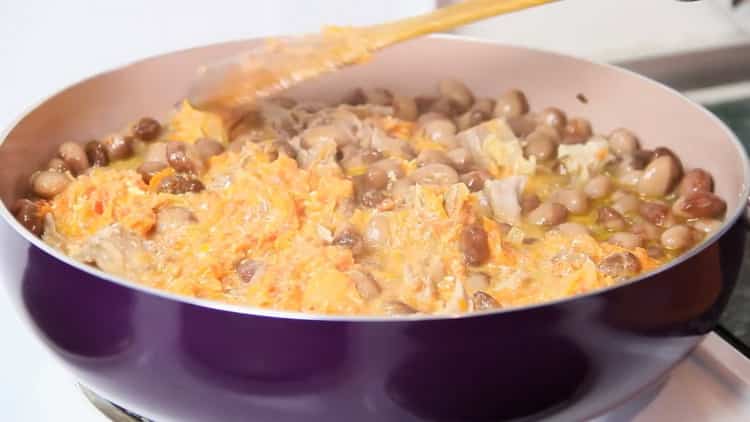 Amestecă ingredientele pentru a găti.