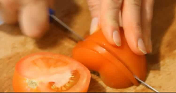 Para cocinar, picar los tomates.