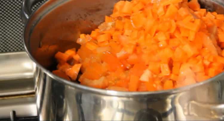 Mezcla los ingredientes para cocinar.