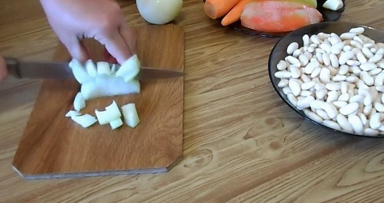 Para cocinar frijoles, pique la cebolla