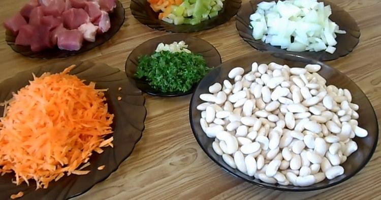 Para preparar los frijoles, picar los ingredientes.