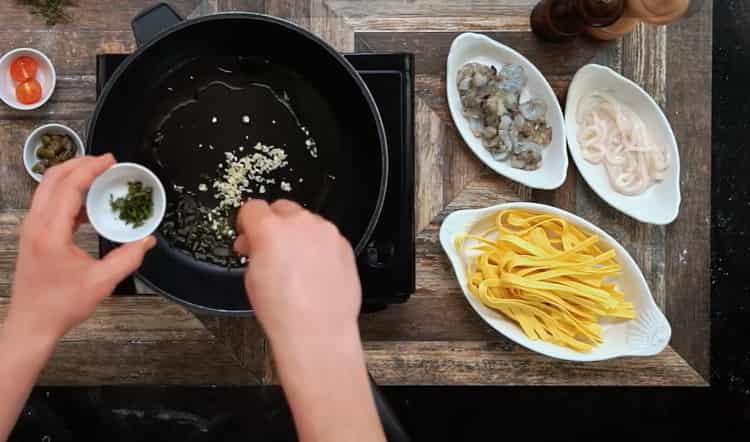 Upang maghanda ng fettuccine, ihanda ang mga sangkap