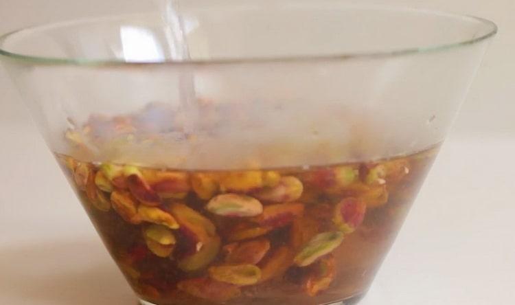 Para fazer sorvete de pistache, prepare os ingredientes