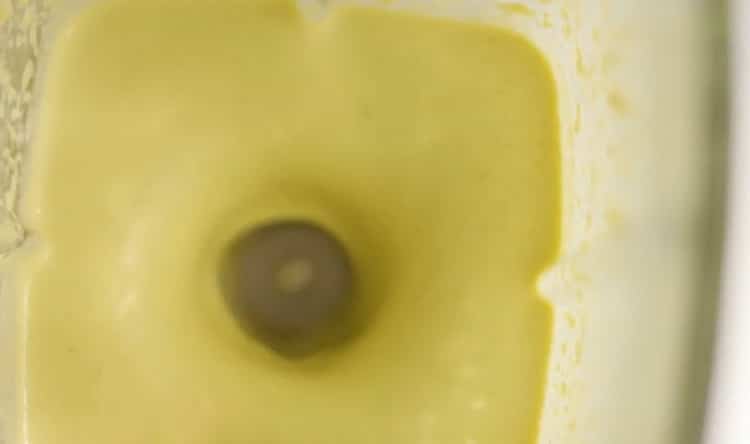 Para fazer sorvete de pistache, misture os ingredientes.