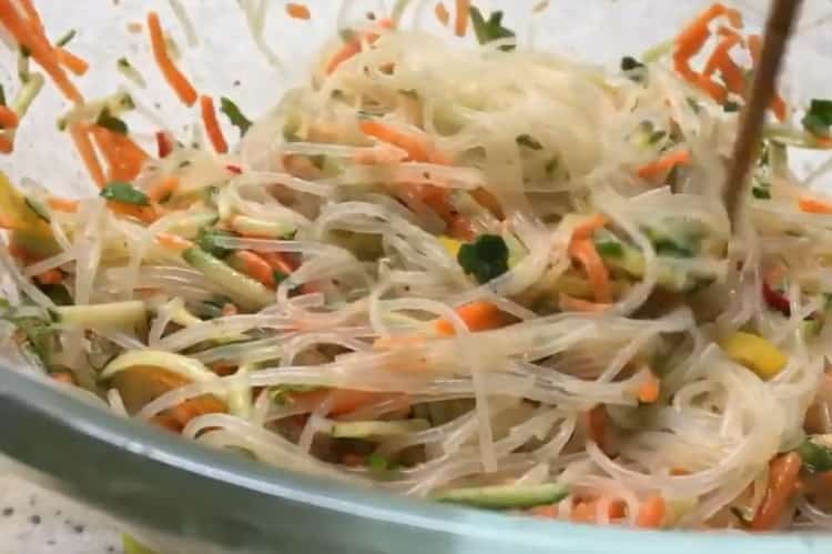 Mix noodles with vegetables to make fruncheza