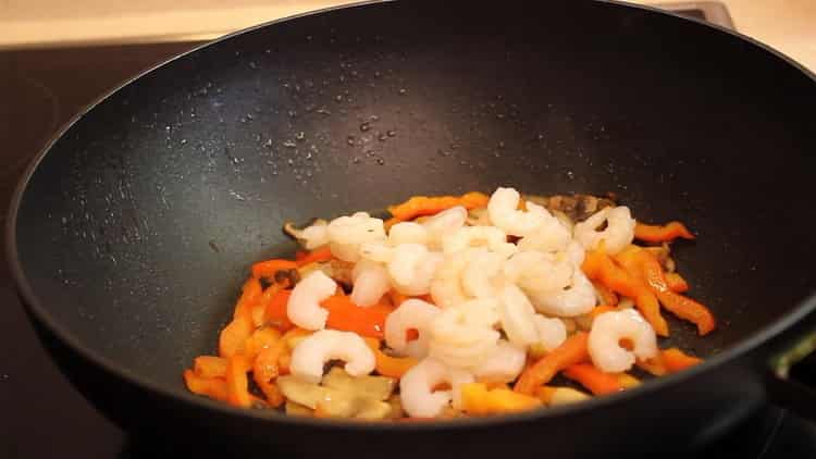 Barregeu els ingredients per cuinar.