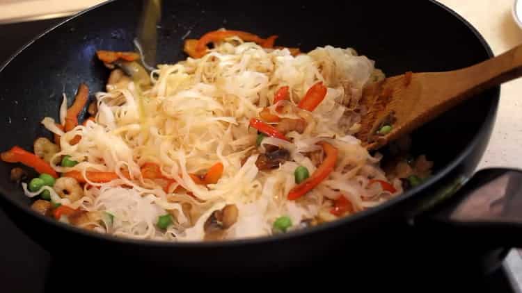 funchoza amb gambes i verdures ja està a punt