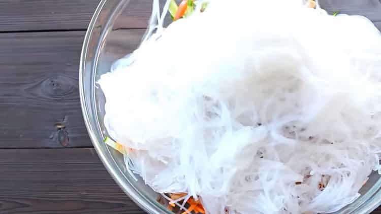 Combina els ingredients per elaborar una amanida