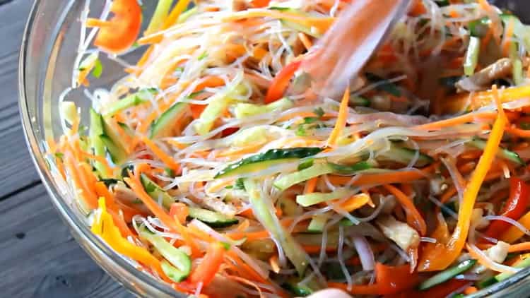 Barregeu els ingredients per fer una amanida.