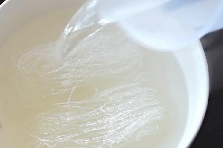 Cuinar funchose amb carn de porc i verdures