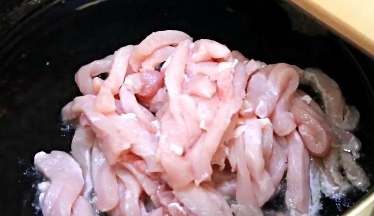 Per fer una amanida, fregiu la carn