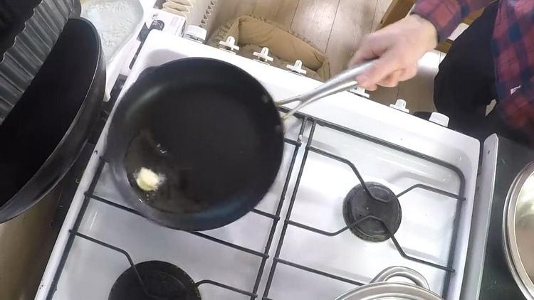 Die Butter schmelzen, um einen Salat zu machen