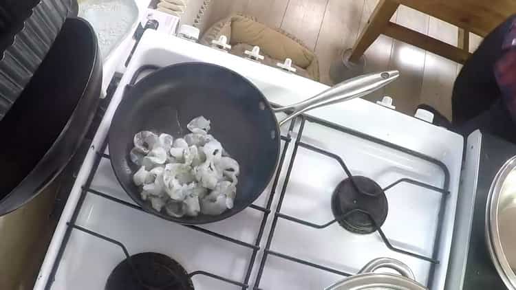 Die Garnelen zu einem Salat anbraten