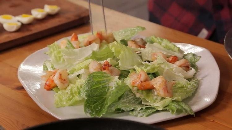 Geben Sie die Garnelen auf den Salat, um den Salat zuzubereiten