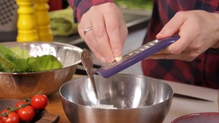 Bereiten Sie die Zutaten für Caesar