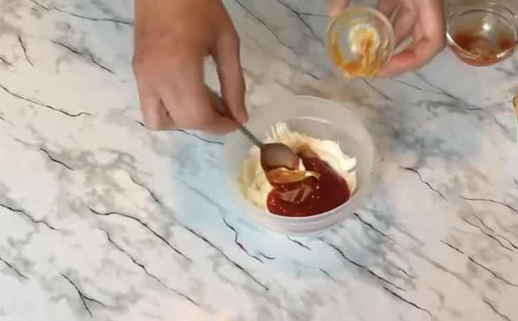 Para fazer um hambúrguer de frango, faça o molho