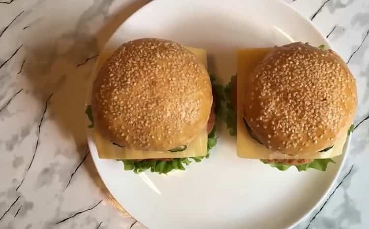 Chickenburger delicioso com frango em casa