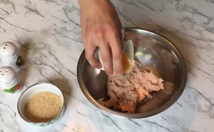 Para preparar um hambúrguer de frango, prepare os ingredientes