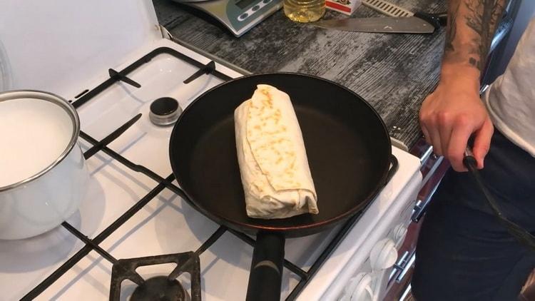 لعمل شاورما كلاسيكي ، قم بخبز الخبز